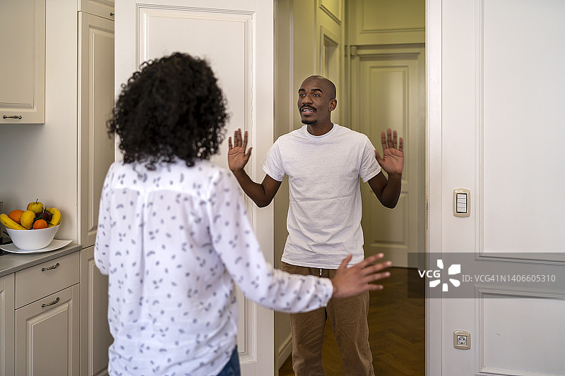 在家中争吵的黑人夫妇图片素材