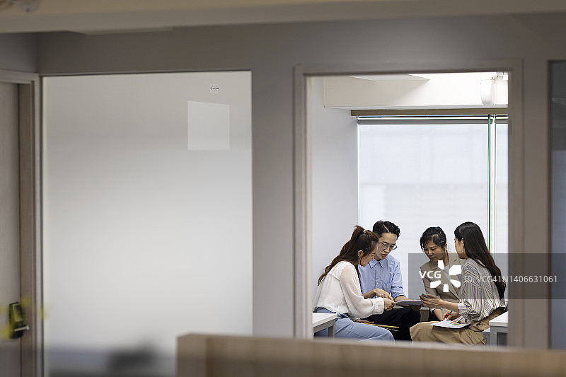 在办公室举行早会的亚洲商人图片素材