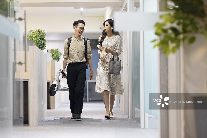 下班的商人们图片素材