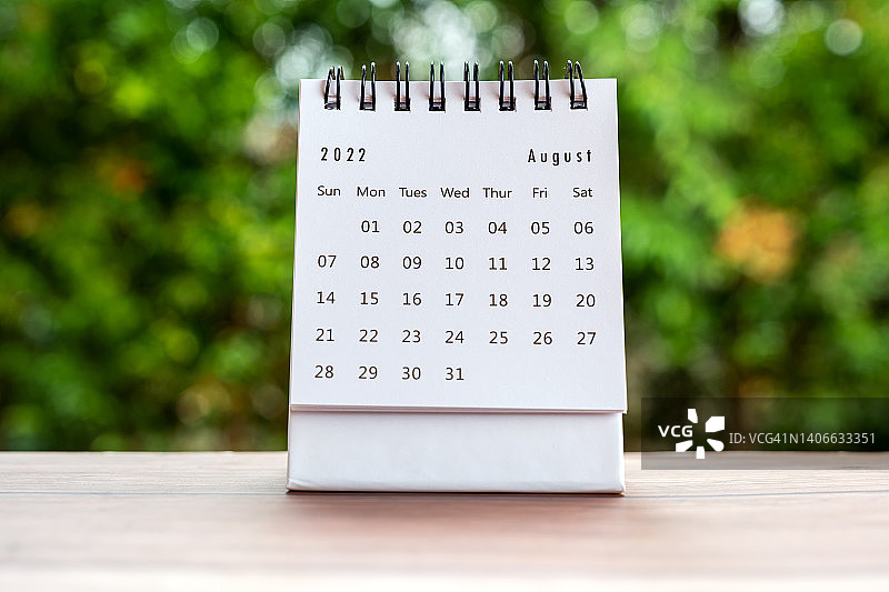 2022年8月桌面日历，带复制空间图片素材