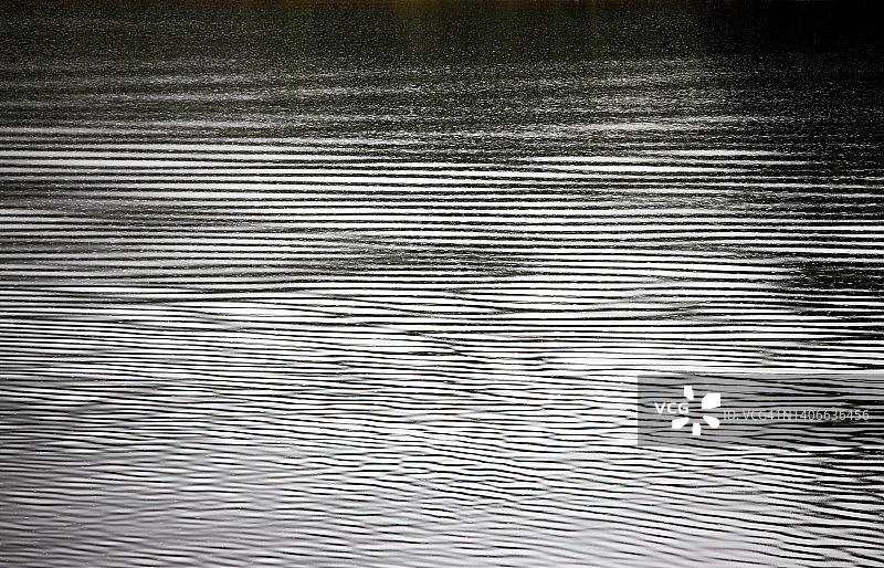 疑虑湾水面上的涟漪图片素材