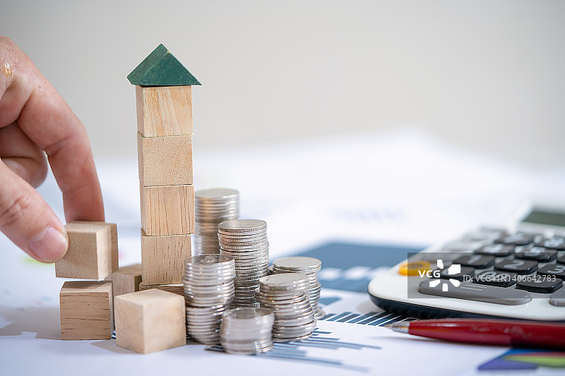 工程师在蓝图上玩积木叠叠高游戏，房屋贷款和家庭保险概念图片素材