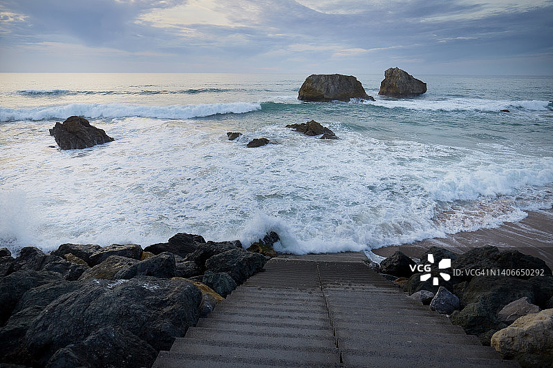 通往大海和飞溅浪花的楼梯图片素材