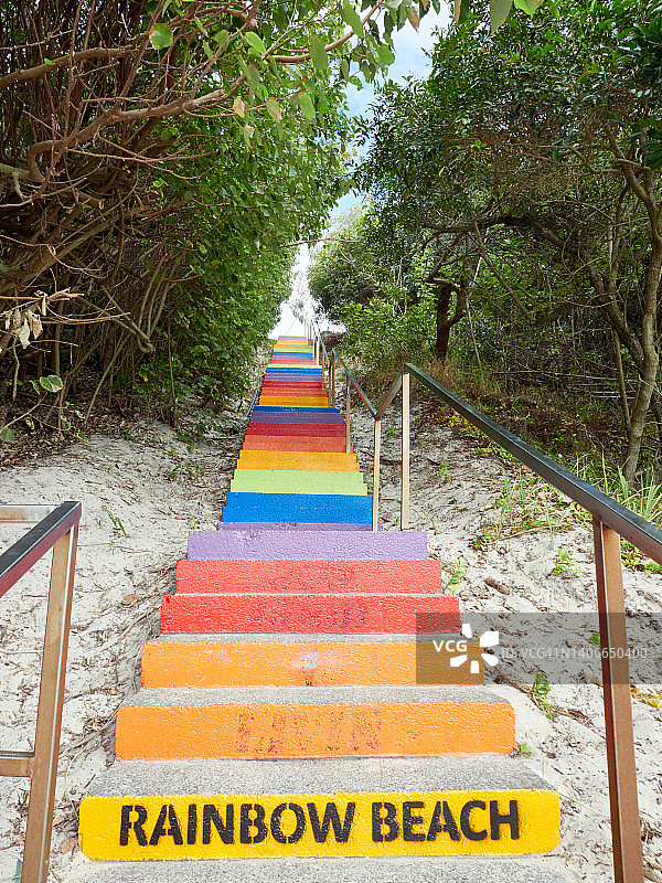 彩虹海滩沙丘上的彩色台阶图片素材