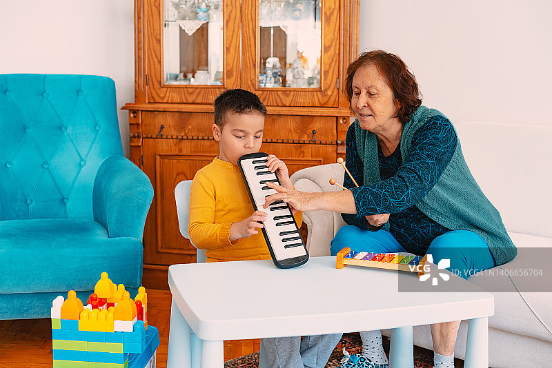 祖孙一起演奏口风琴和木琴图片素材