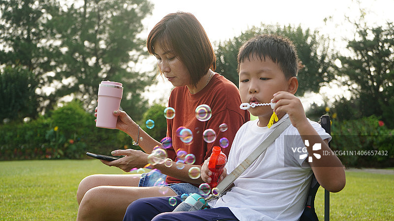 亚洲母子户外活动图片素材