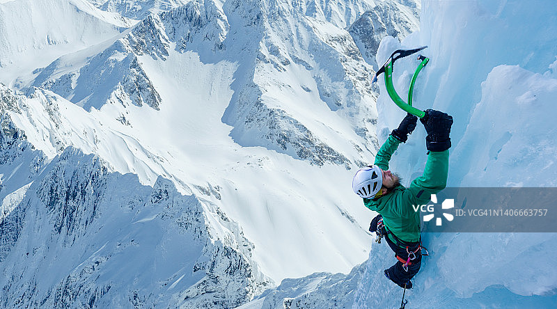 强壮的登山者图片素材