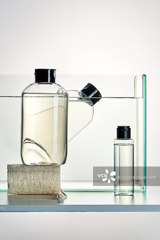 沐浴露、洗发水和卸妆水，背景是水族箱图片素材