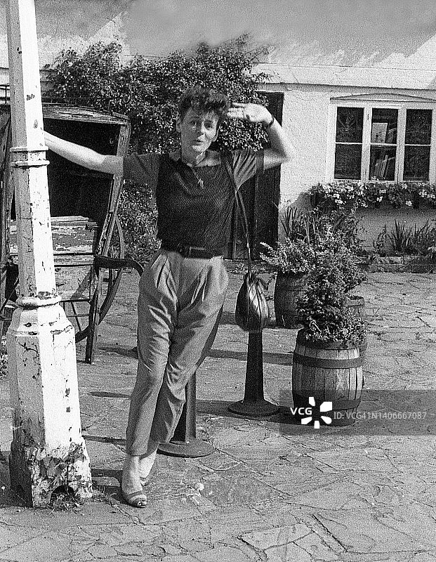 摆姿势敬礼的漂亮女人图片素材