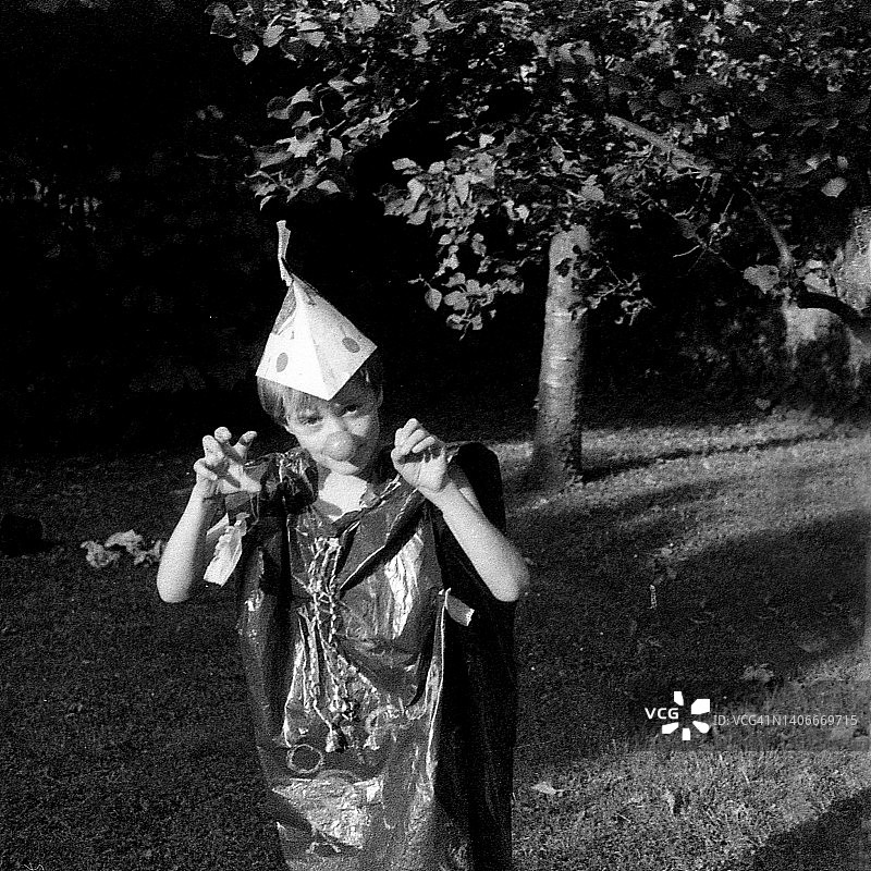 七岁男孩的装扮表演图片素材