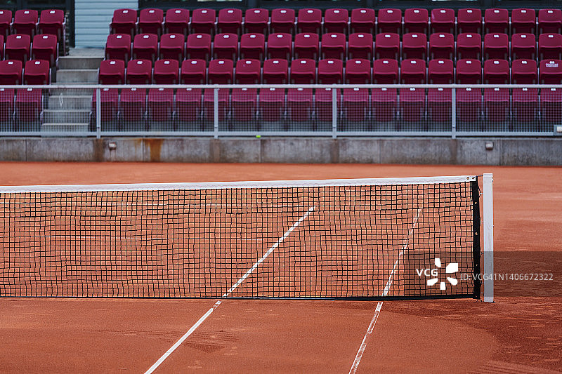 空旷的网球场，背景是空看台图片素材
