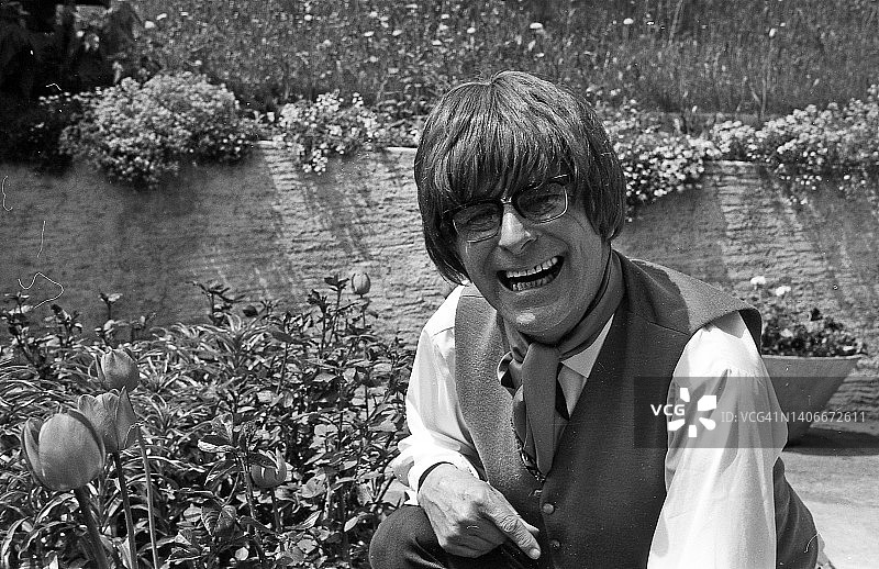 中年男人戴着假发大笑，1964年图片素材