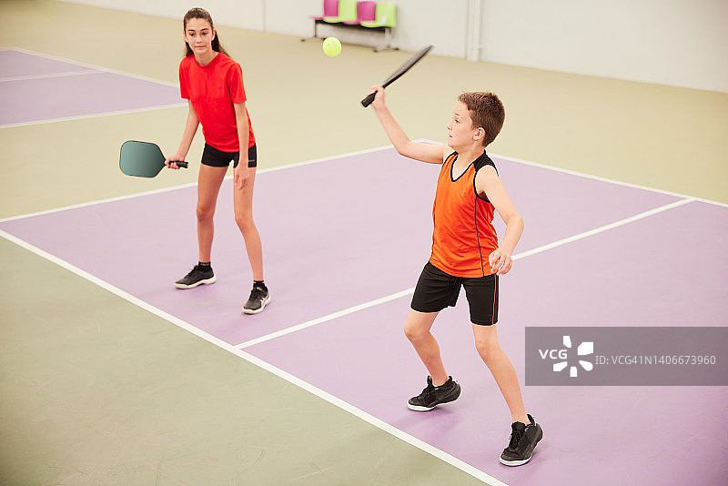 两个孩子打匹克球图片素材