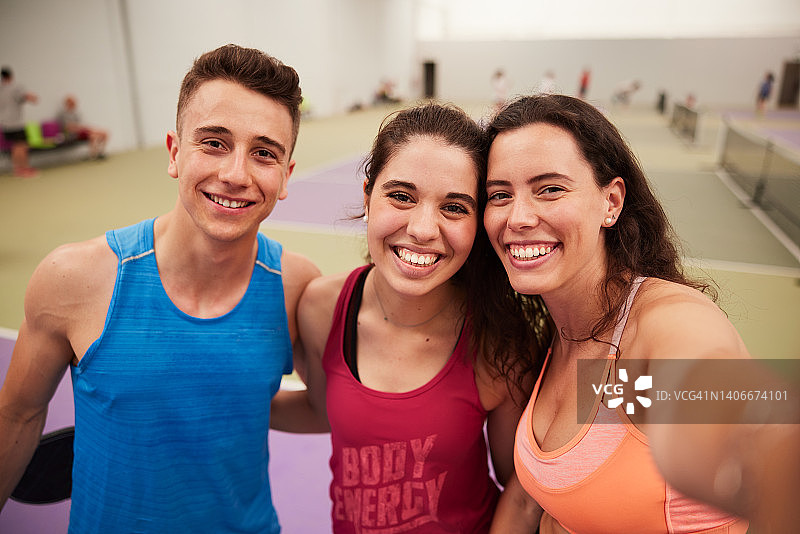 一群朋友自拍图片素材