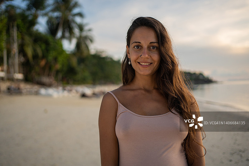 在海滩上的年轻孕妇肖像图片素材