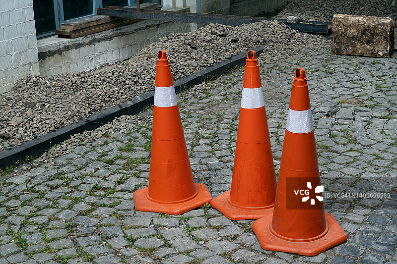 道路上的交通锥：用于交通限制或控制的临时物体和设备，用于维修路段的绕行图片素材