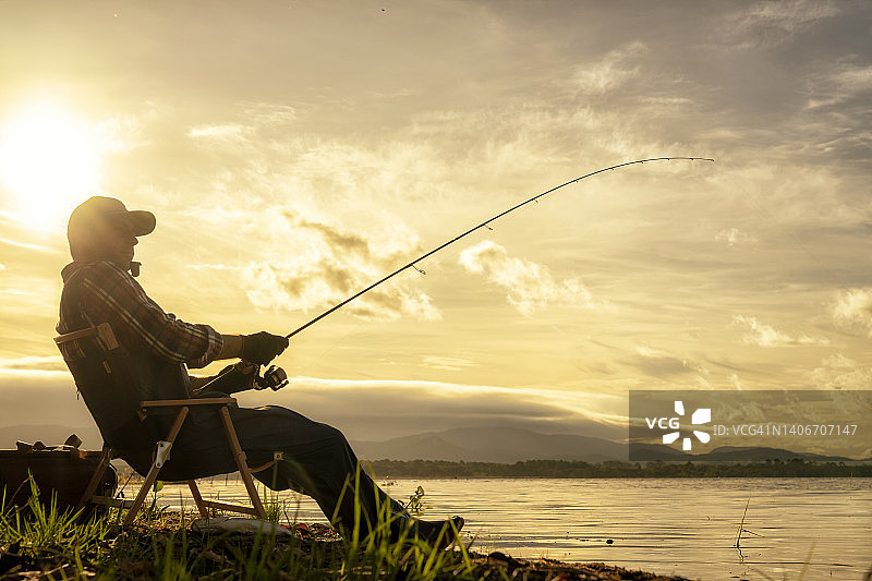 男人在海滨钓鱼图片素材