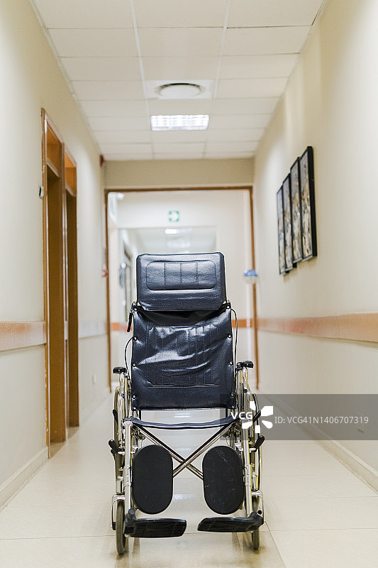 医院走廊里的轮椅图片素材