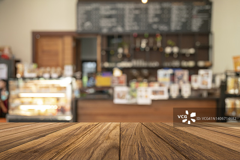 餐厅内部模糊背景上的木质桌面图片素材