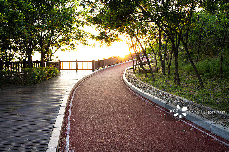 日落时分公园里的走道图片素材