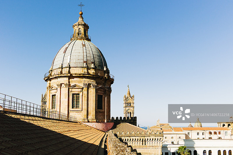 阳光下的巴勒莫大教堂鸟瞰图片素材