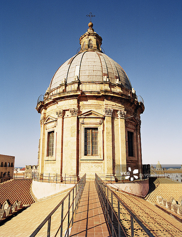 阳光下的巴勒莫大教堂鸟瞰图片素材