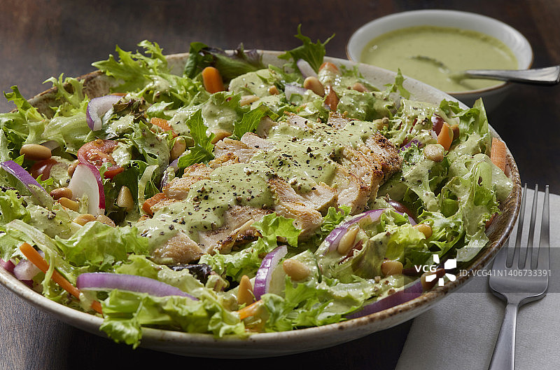 网红绿色女神沙拉配烤鸡和混合蔬菜图片素材