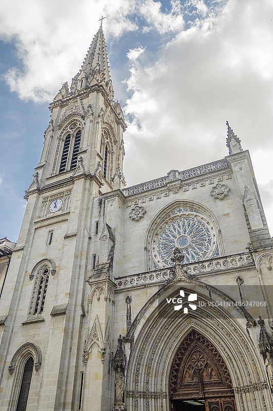 西班牙毕尔巴鄂老城区圣地亚哥哥特大教堂的钟楼和玫瑰花窗图片素材