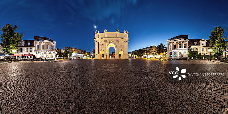 勃兰登堡门和路易森广场（波茨坦/勃兰登堡，德国）图片素材