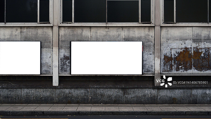 瑞士日内瓦人行道上，带有铜绿的混凝土墙上的两个白色空白广告牌图片素材