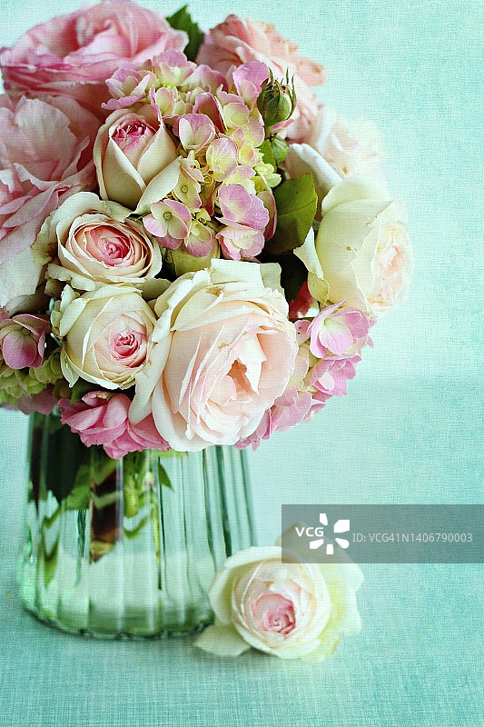 花瓶中的粉色玫瑰和绣球花图片素材