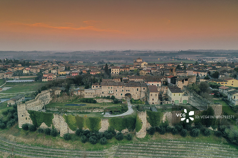 意大利伦巴第加尔达湖畔波佐伦戈城堡与城镇景观图片素材