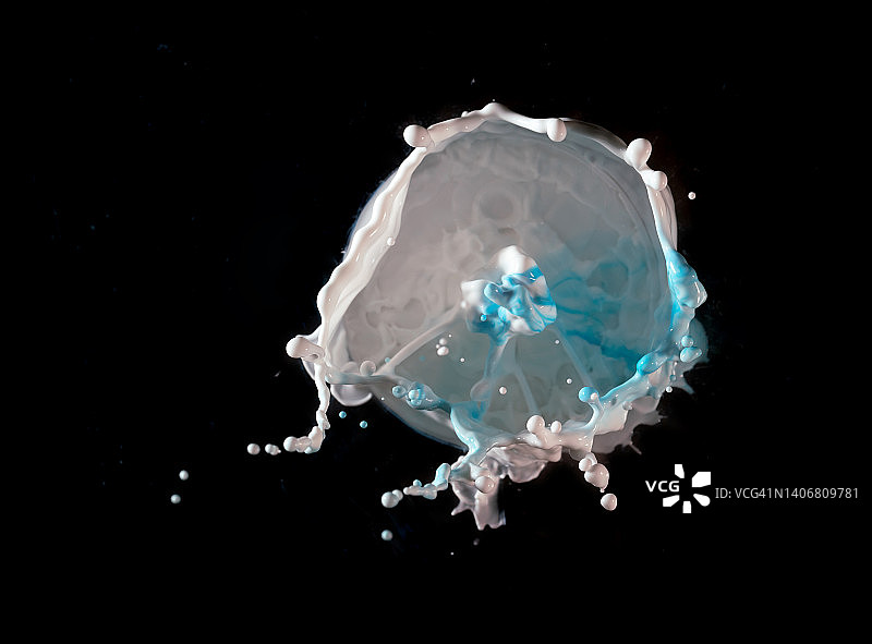 乳胶漆在黑色背景上飞溅图片素材