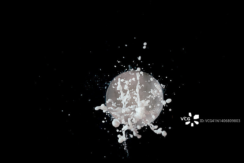 乳胶漆在黑色背景上飞溅图片素材
