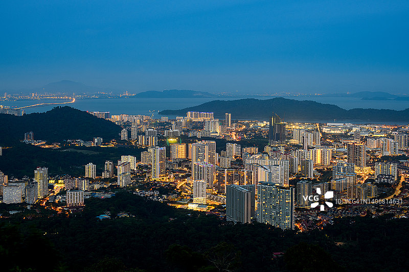 槟城岛拥挤高楼夜景图片素材