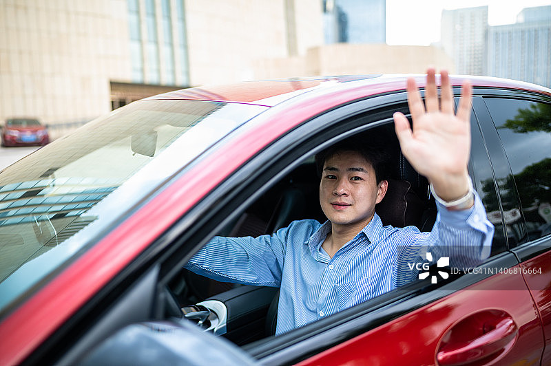 亚洲帅气男人坐在车里准备开车图片素材