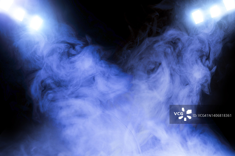 蓝色舞台灯光与金色聚光灯和蓝色烟雾场景图片素材
