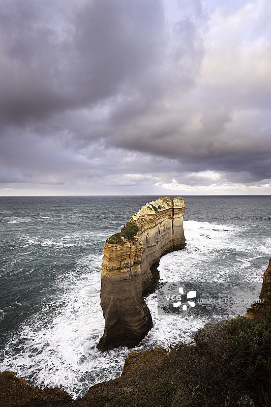 阴天下的刀背山图片素材
