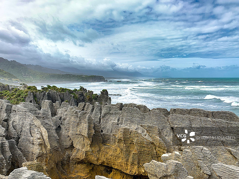 普纳凯基薄饼岩和喷水孔步道，新西兰帕帕罗瓦国家公园图片素材