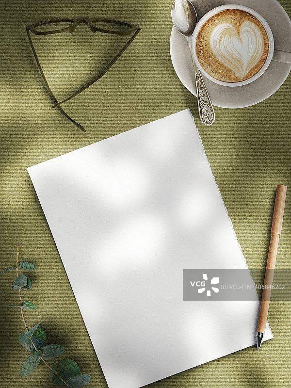 木质桌面上的空白纸张、眼镜、咖啡杯、笔和桉树枝图片素材