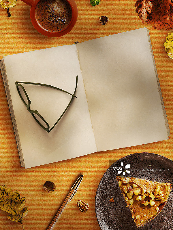 复古书籍羽毛舒适的博主概念热饮和南瓜秋图片素材