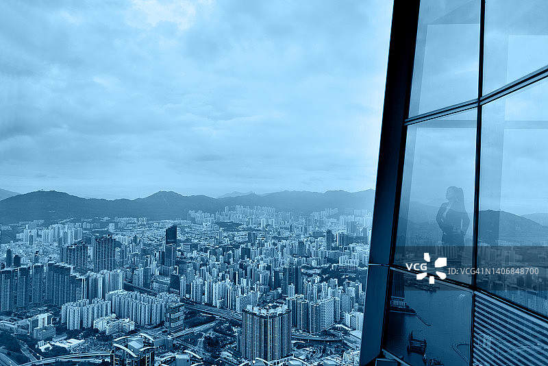 透过窗户向外看的职业女性图片素材