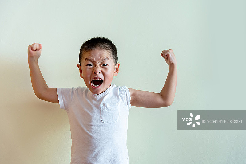 展示肱二头肌的小男孩图片素材