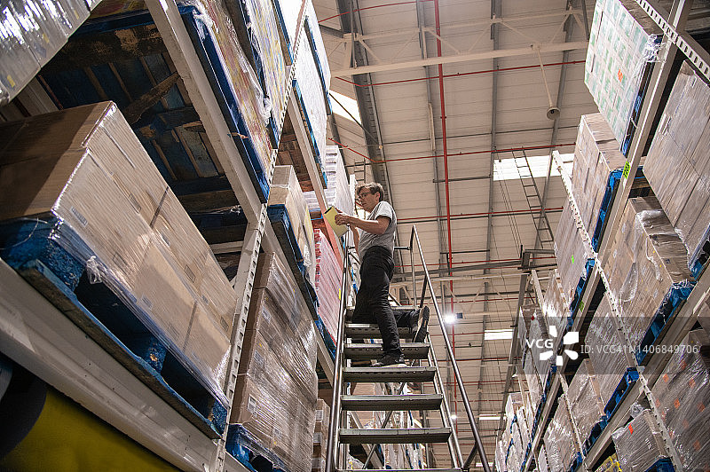 大型批发店仓库经理检查库存图片素材