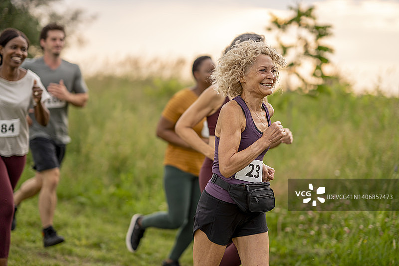 成人越野赛跑比赛图片素材