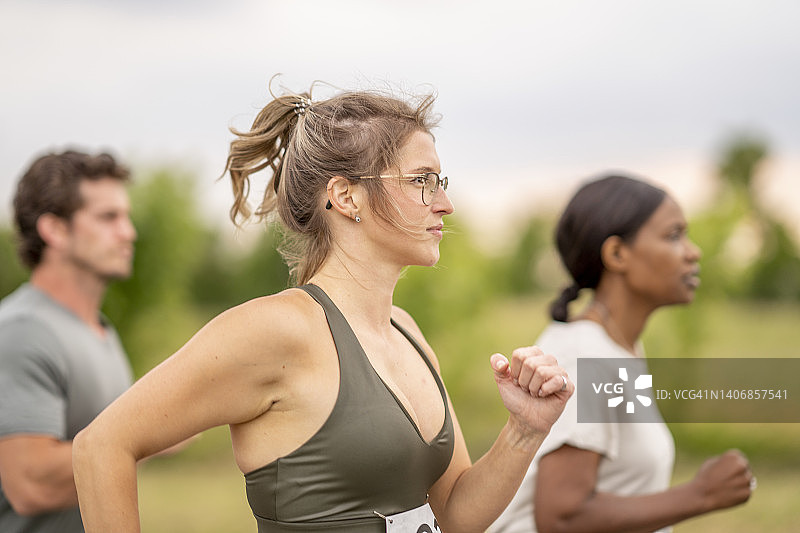 成人户外跑步比赛图片素材