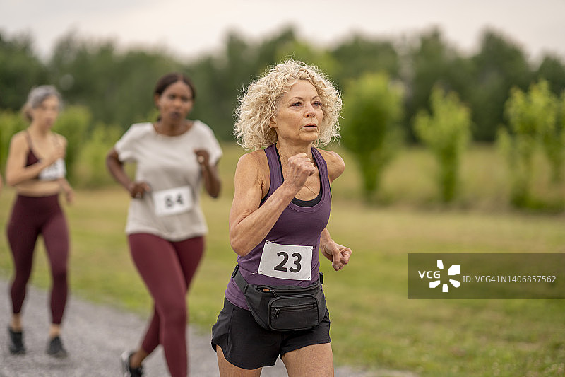 成人户外跑步比赛图片素材