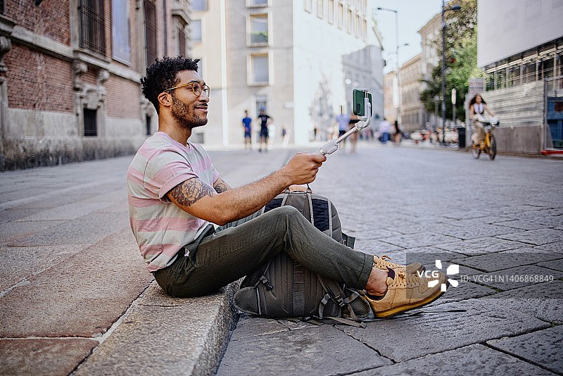 年轻人在欧洲城市拍摄旅行视频图片素材