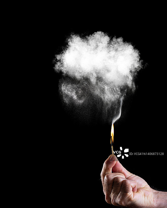 男人用火柴点燃引 Explosive，产生烟雾图片素材