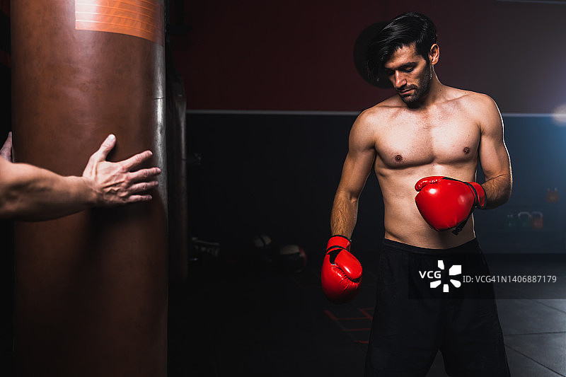 拳击手练习，用沙袋训练图片素材